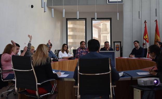 Votación en el pleno municipal de ayer.