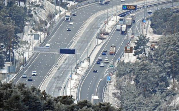 Autopista AP-6 a su paso por El Espinar, en Segovia. 