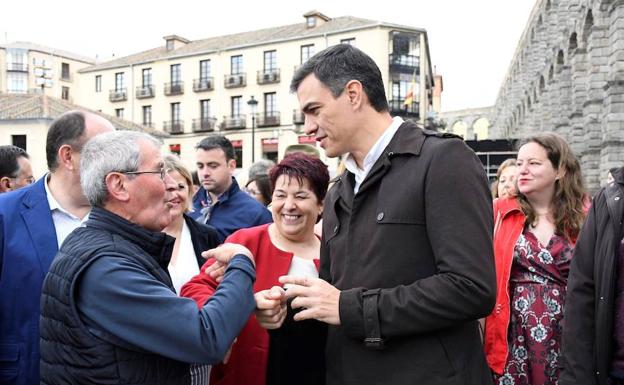 Pedro Sánchez charla con un viandante durante su visita a Segovia. 