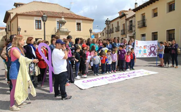 Participantes en la concentración en la plaza de las Alcaldesas de Zamarramala, entre ellos la alcaldesa, Clara Luquero. 