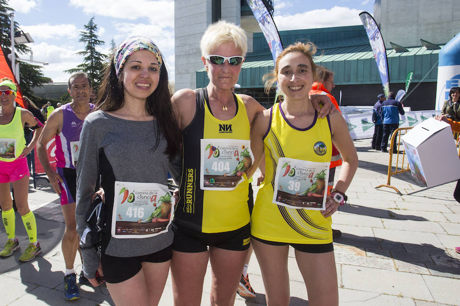 Más de 500 corredores se citaron en el Museo de la Ciencia para participar en la X Carrera de la Ciencia. Una edición que estuvo marcada por el buen tiempo y el viento.