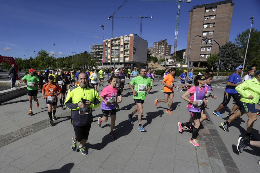Más de 500 corredores se citaron en el Museo de la Ciencia para participar en la X Carrera de la Ciencia. Una edición que estuvo marcada por el buen tiempo y el viento.