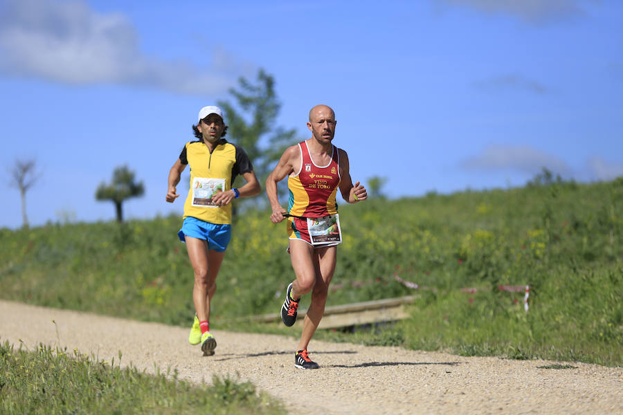 Más de 500 corredores se citaron en el Museo de la Ciencia para participar en la X Carrera de la Ciencia. Una edición que estuvo marcada por el buen tiempo y el viento.