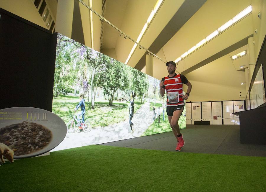 Más de 500 corredores se citaron en el Museo de la Ciencia para participar en la X Carrera de la Ciencia. Una edición que estuvo marcada por el buen tiempo y el viento.