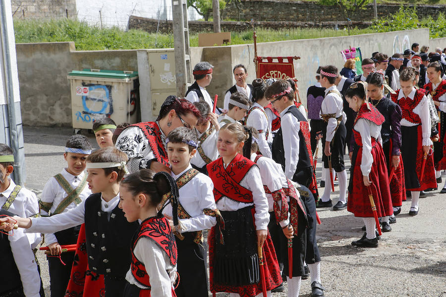 El municipio celebró ayer por todo lo alto, y con numerosa presencia de público, la undécima edición del Festival de Danzas Reserva de la Biosfera 'Sierras de Béjar y de Francia', un certamen que nació ligado al programa 'Primavera en las Sierras'. 