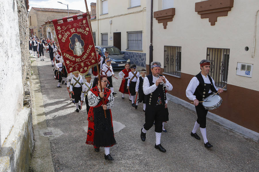 El municipio celebró ayer por todo lo alto, y con numerosa presencia de público, la undécima edición del Festival de Danzas Reserva de la Biosfera 'Sierras de Béjar y de Francia', un certamen que nació ligado al programa 'Primavera en las Sierras'. 