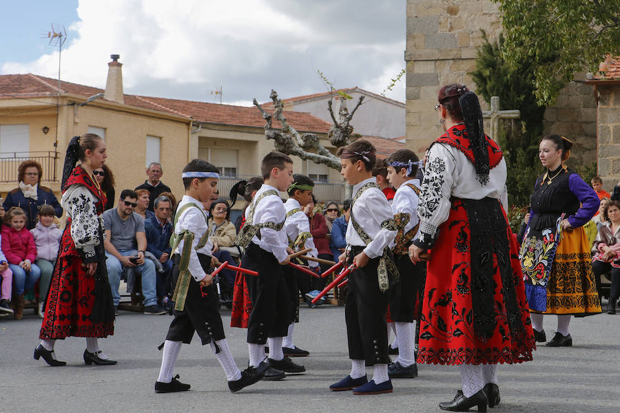 El municipio celebró ayer por todo lo alto, y con numerosa presencia de público, la undécima edición del Festival de Danzas Reserva de la Biosfera 'Sierras de Béjar y de Francia', un certamen que nació ligado al programa 'Primavera en las Sierras'. 