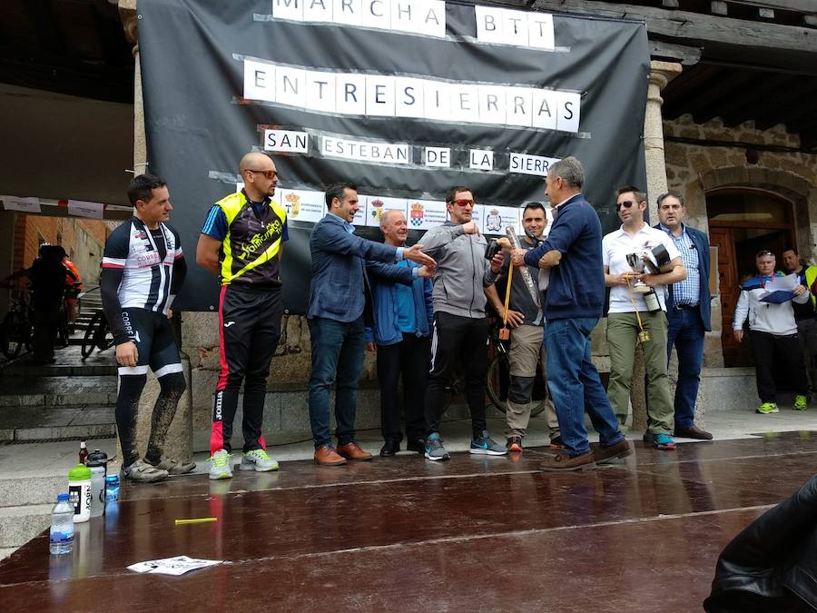 La localidad salmantina de San Esteban de la Sierra organizó este sábado, con éxito de convocatoria y deportivo, la IIIMarcha BTT Entresierras, una cita incluida en el III Circuito BTT de la Diputación Provincial de Salamanca. 