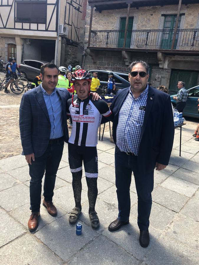 La localidad salmantina de San Esteban de la Sierra organizó este sábado, con éxito de convocatoria y deportivo, la IIIMarcha BTT Entresierras, una cita incluida en el III Circuito BTT de la Diputación Provincial de Salamanca. 