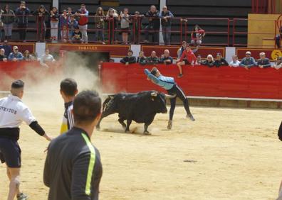 Imagen secundaria 1 - Arriba, un momento del encierro. A la izquierda, la capea. A la derecha, barcos de la competición del lago.