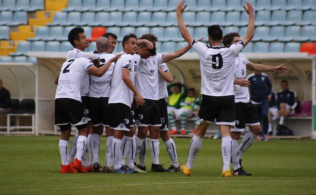 Los jugadores del Salmantino celebran el tanto de Sergio Ramos a la Cebereña. 