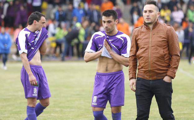 Melero y Riki se lamentan tras confirmarse el descenso.