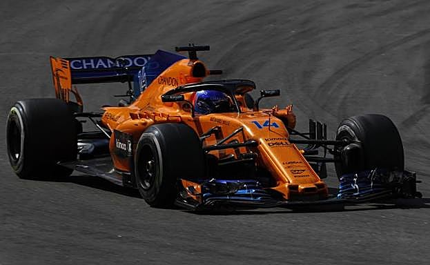 El McLaren de Fernando Alonso, rodando sobre el trazado de Montmeló. 