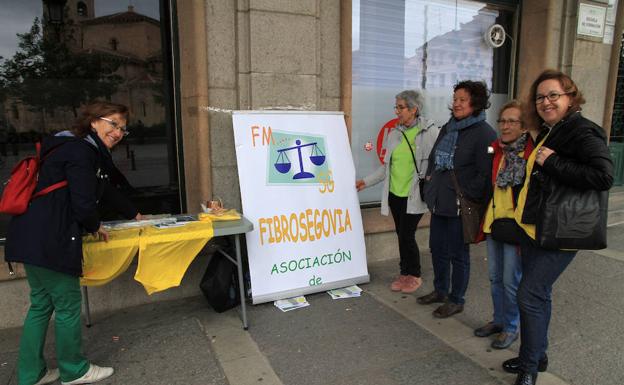 Representantes de la Asociación de Fibromialgia en Segovia, ayer en la Avenida del Acueducto. 