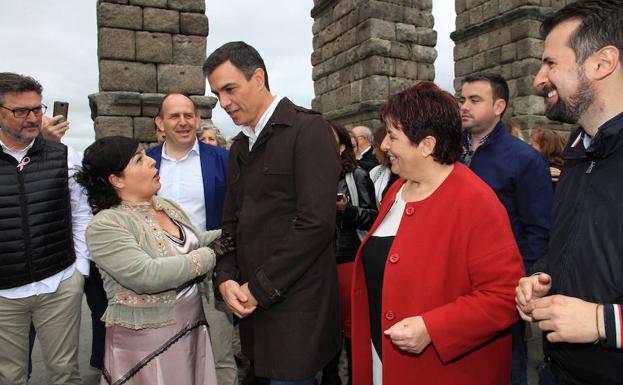 Pedro Sánchez atiende a una actriz de una compañía junto a Luquero, Tudanca y Aceves. 