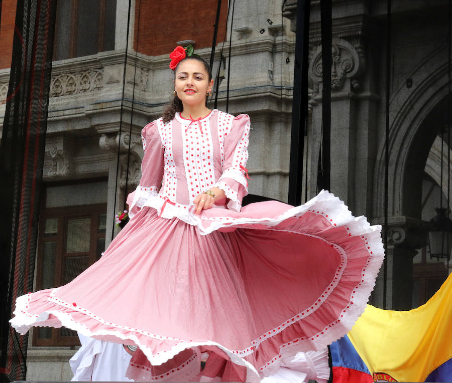 Fotos: Danzas Interculturales en la plaza mayor de Valladolid
