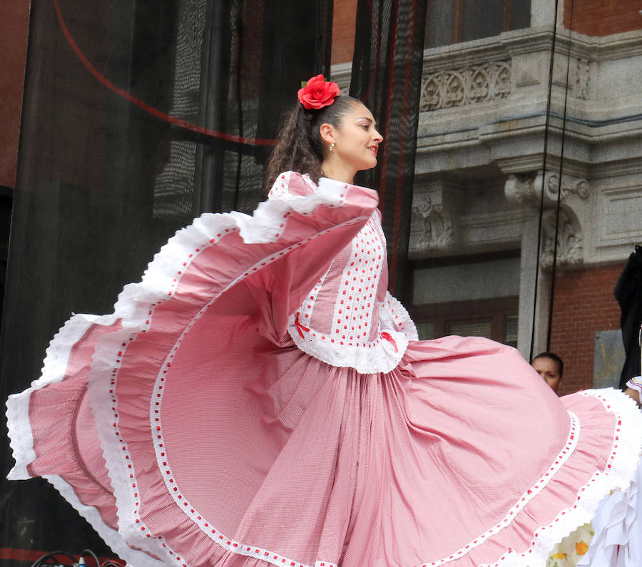 Fotos: Danzas Interculturales en la plaza mayor de Valladolid