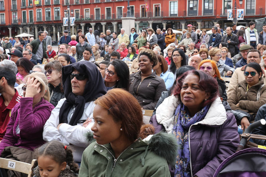 Fotos: Danzas Interculturales en la plaza mayor de Valladolid