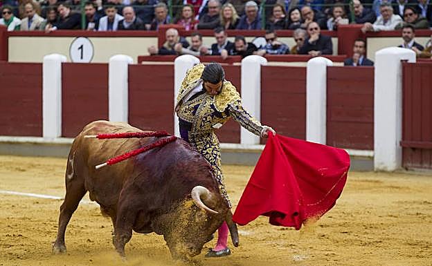 Morante de la Puebla se luce durante un natural.