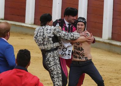 Imagen secundaria 1 - Jaime Ostos se dispone a fotografiar a su esposa, María Ángeles Grajal, con Froilán Marichalar. Luguillano saluda en el callejón. Abajo, el activista antitaurino holandés Peter Janssen es reducido por dos subalternos.