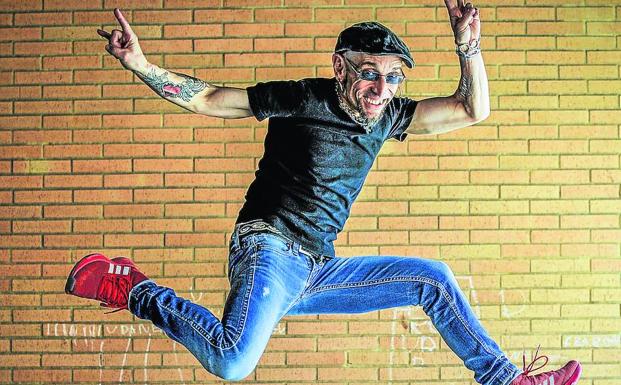 Fito, retratado durante uno de sus característicos saltos..