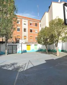 Imagen secundaria 2 - La capilla del centro de enseñanza, el patio interior del inmueble y el deportivo.