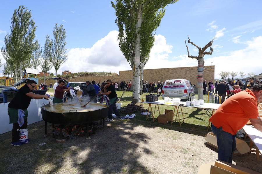 Fotos: Paellada popular en las fiestas de Villamayor