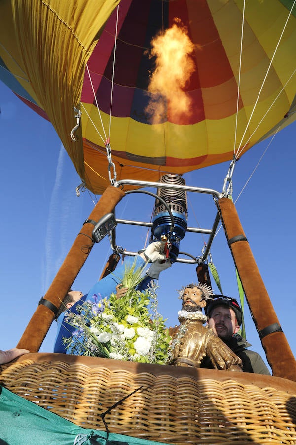 Fotos: San Isidro viaja en globo en Dueñas