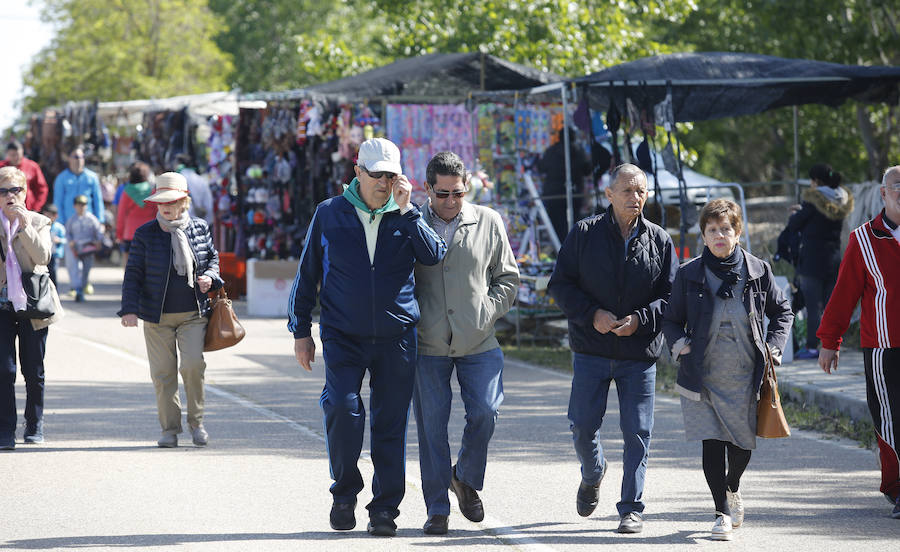 Fotos: San Isidro viaja en globo en Dueñas