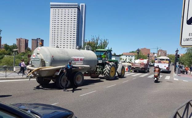 Carril izquierdo del Puente Mayor, cortado al tráfico este lunes.