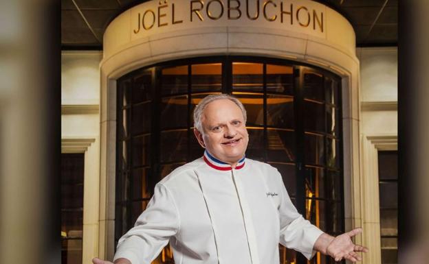 El chef francés, en la entrada de su establecimiento. 