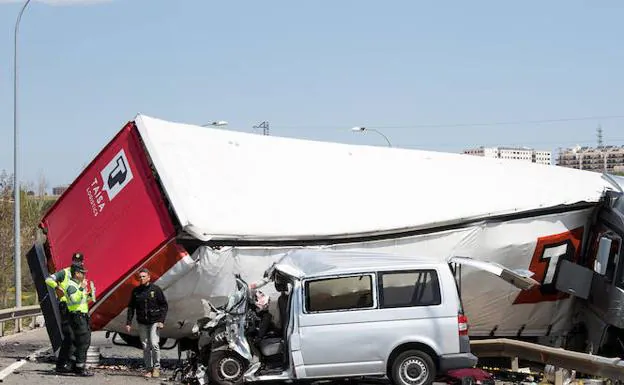 Fallecen tres personas en el choque de una furgoneta y un camión en la circunvalación de Soria. 
