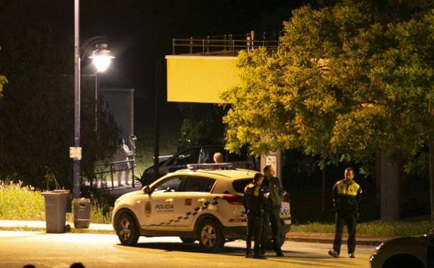 Agentes de la Guardia Civil y la Policía Local de Las Gabias, en el Campo de Tiro gabirro la noche del pasado jueves 10 de mayo.