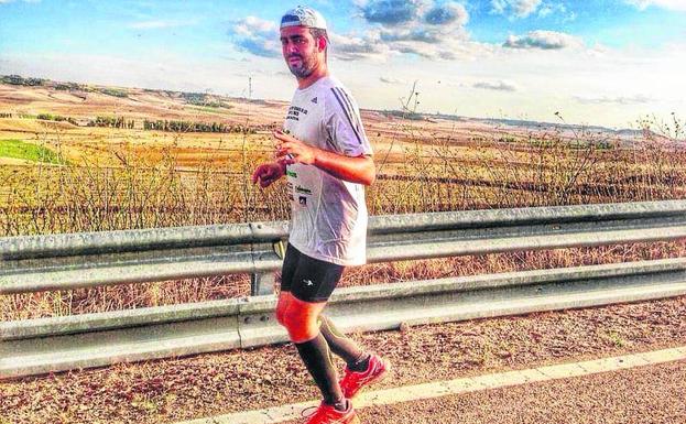 El corredor Lisandro Caravaca, en la ultramaratón de 2014 en la que recorrió 100 kilómetros.