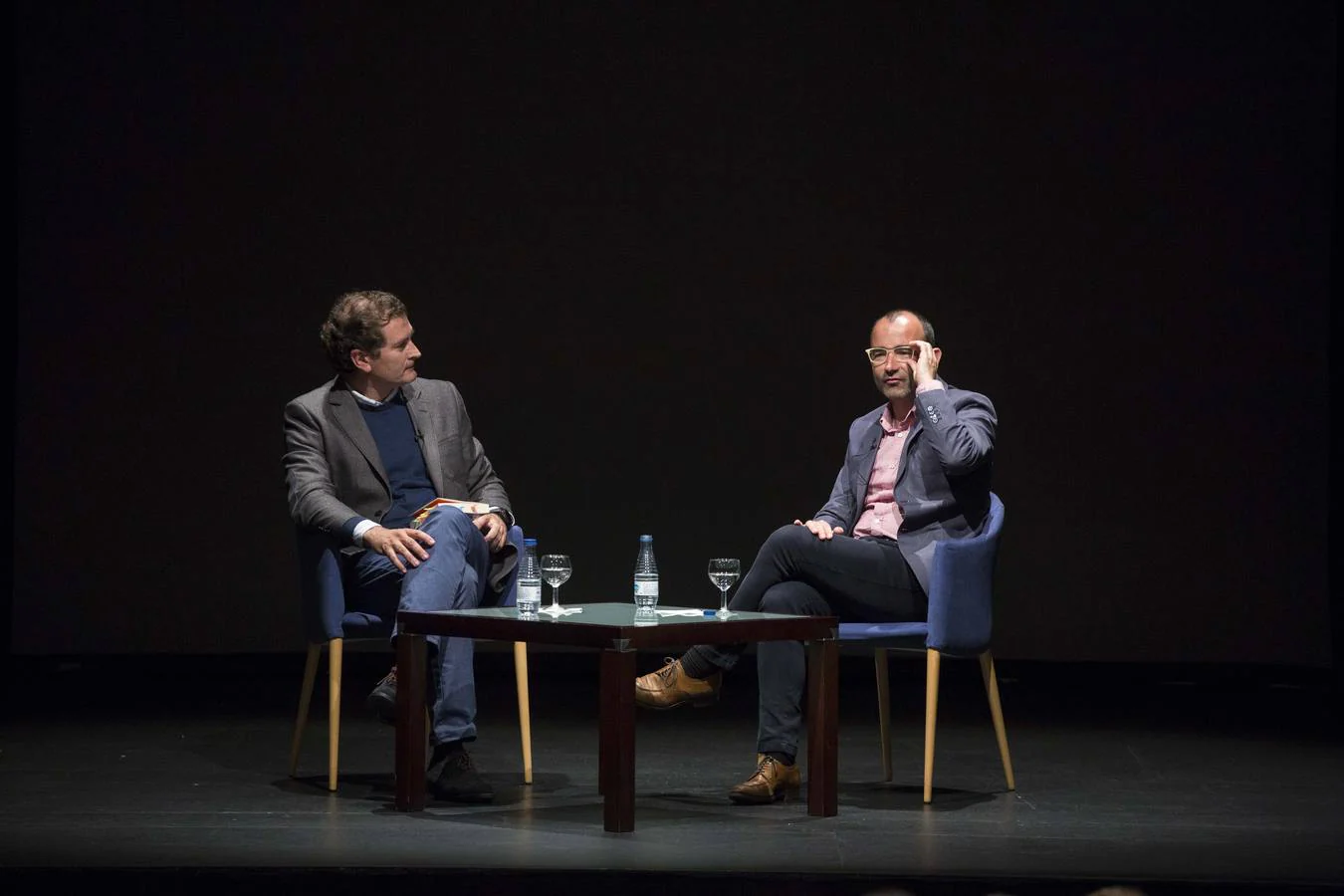 El psicólogo impartió la conferencia 'Terrible, pero no tanto' en la Sala Delibes del Teatro Calderón 