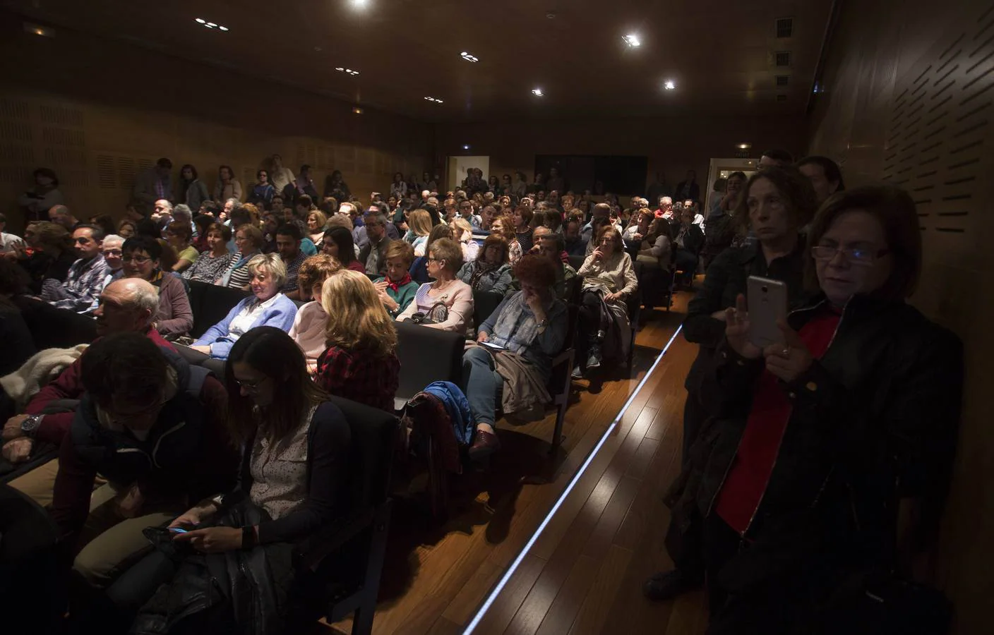 El psicólogo impartió la conferencia 'Terrible, pero no tanto' en la Sala Delibes del Teatro Calderón 