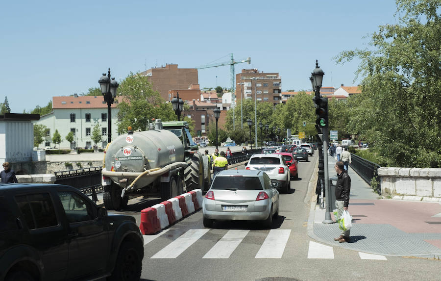Fotos: El Puente Mayor cierra al tráfico uno de sus carriles