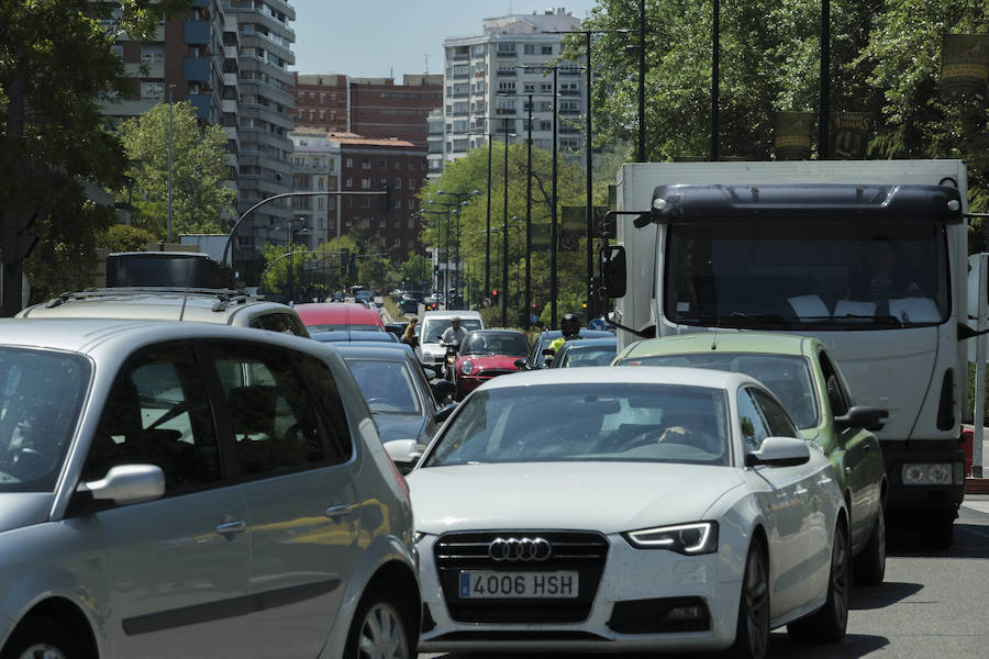 Fotos: El Puente Mayor cierra al tráfico uno de sus carriles