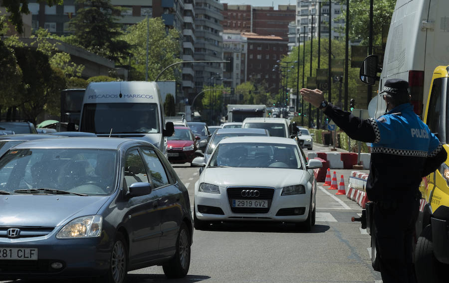 Fotos: El Puente Mayor cierra al tráfico uno de sus carriles