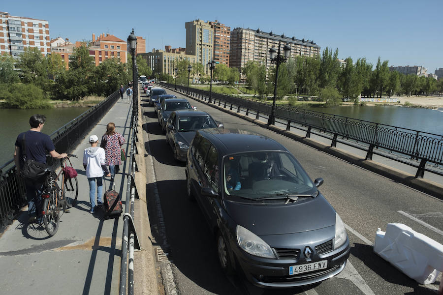 Fotos: El Puente Mayor cierra al tráfico uno de sus carriles