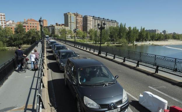 Atascos en el Puente Mayor de Valladolid el primer día de las obras.