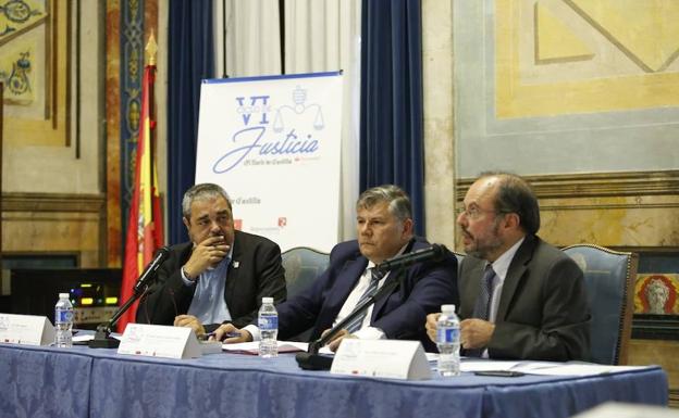 Carlos Aganzo, José Luis de Castro y Avelino Fierro, en la Hospedería de Fonseca.