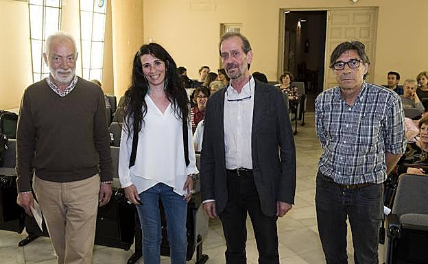 Alberto Sanz (i), José María Redero y Antonio Vecino, junto a una representante de la Diputación.