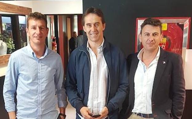 Patri, secretario técnico del Don Benito, junto a Julen Lopetegui y al presidente del club extremeño. .