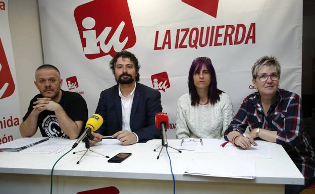 José Sarrión, junto a las trabajadoras del hospital y el coordinador local de IU.