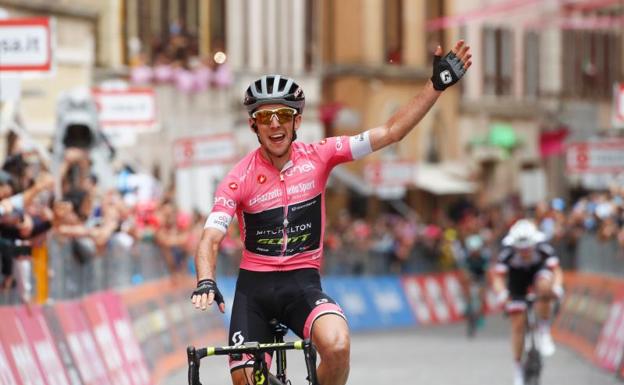 Simon Yates celebra su victoria de etapa en Osimo.