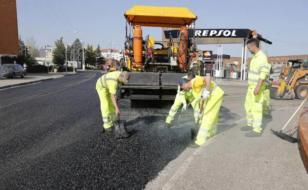 Trabajos de asfaltado en Palencia.