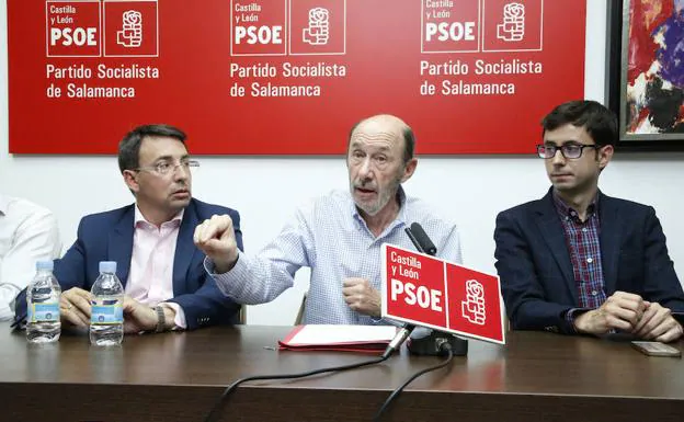 Fernando Pablos, Alfredo Pérez Rubalcaba y José Luis Mateos, en la sede del PSOE. 