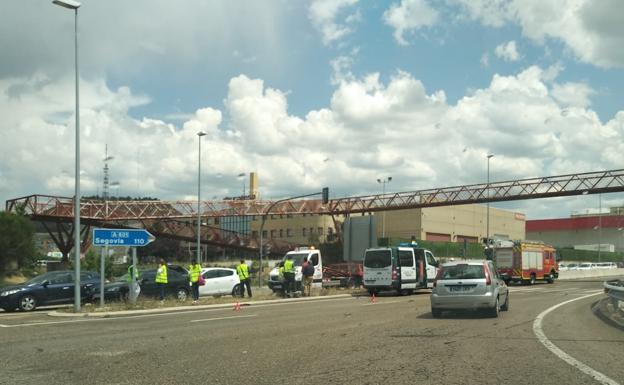 Efectivos de la Guardia Civil y de los bomberos en el lugar del suceso.