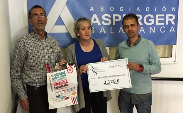 De izquierda a derecha, Benjamín Llorente, Mari Carmen Escribano y Germán Rodríguez, durante el acto de entrega del cheque solidario de los '10km de Gudino'. 